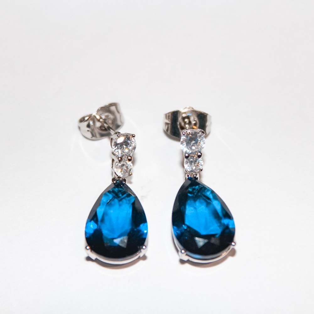 ℬ𝑙𝑢𝑒 𝒞𝑟𝑦𝑠𝑡𝑎𝑙 𝒫𝑒𝑎𝑟 ℰ𝑎𝑟𝑟𝑖𝑛𝑔𝑠